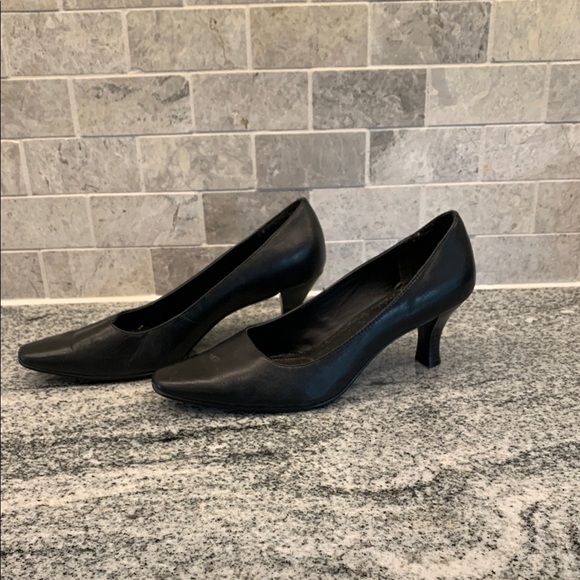 Elegant Black Leather Women's Heels - Picture 1 of 7